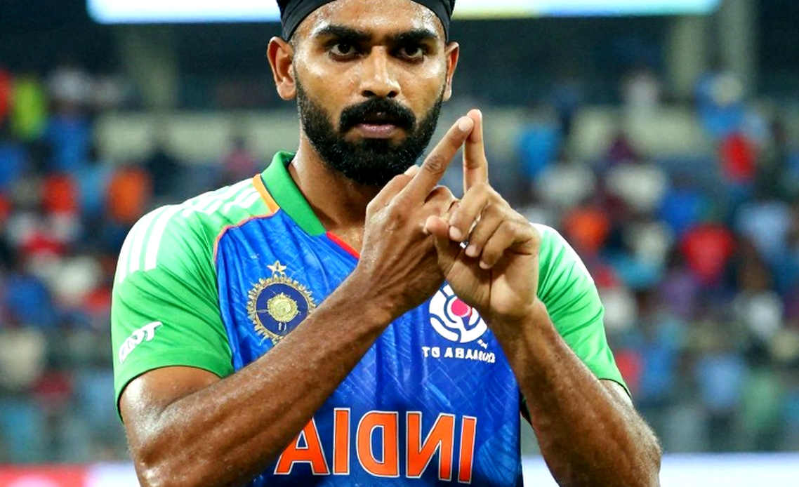 শেষ ওভারের নিঃশব্দতা: বিপিএলের মাঝপথে স্কোরবোর্ড যে সংকেত কখনো দেখায় না